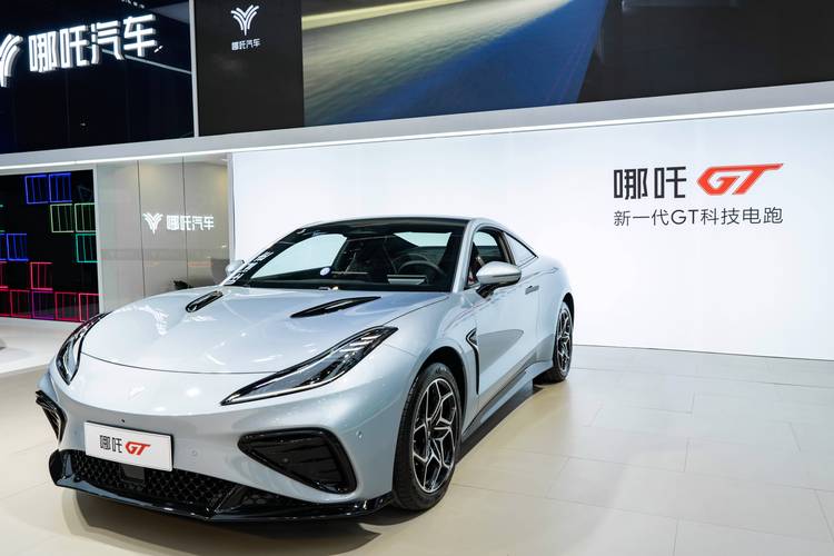 重庆33哪吒汽车在智能汽车领域的表现，领途汽车在新能源汽车市场中的影响力